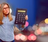 ¿Cómo se calcula la devolución del impuesto en la liquidación anual?